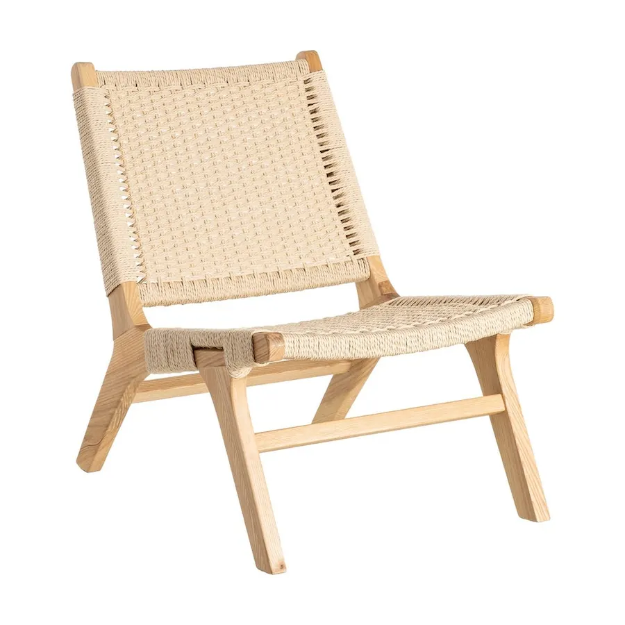 Fauteuil en corde de papier Ixia vu de trois quarts, structure en frêne clair, sur fond blanc