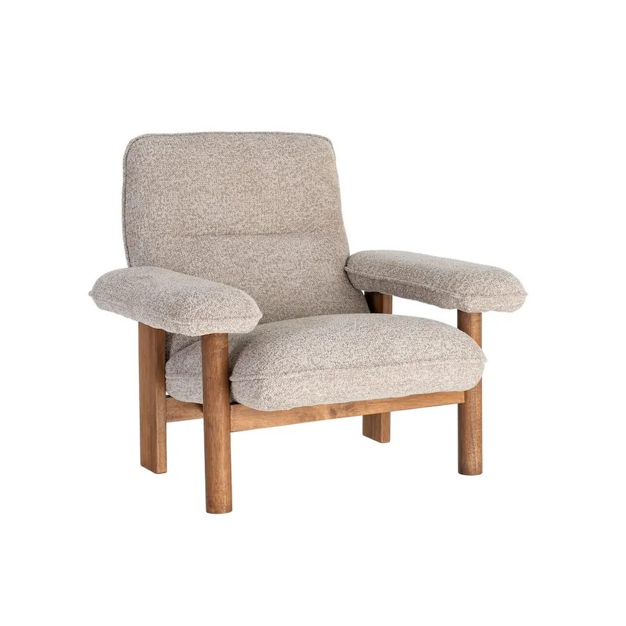Fauteuil beige Ixia de trois quarts face, accoudoirs rembourrés et pieds en bois