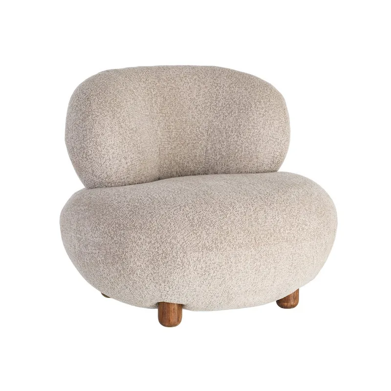 Fauteuil beige Ixia de trois quarts face, assise ronde posée sur des pieds en bois