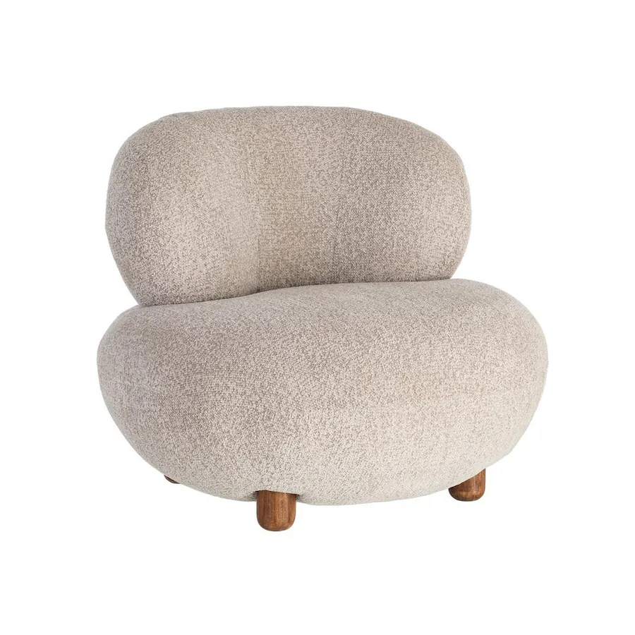 Fauteuil beige Ixia de trois quarts face, assise ronde posée sur des pieds en bois