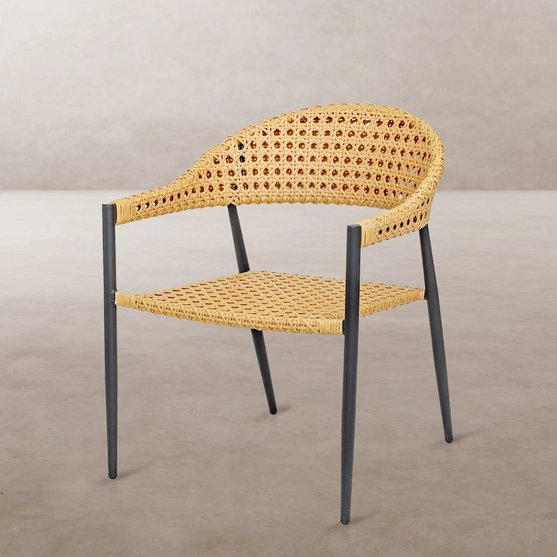Fauteuil à pieds fins en aluminium graphite, dossier arrondi et assise tressés en rotin synthétique, vu en trois quarts