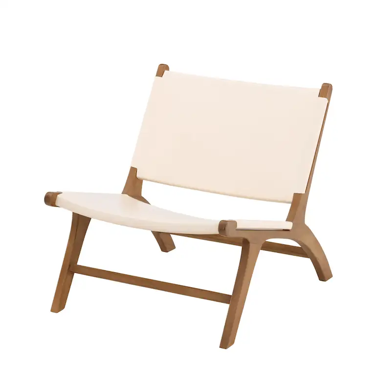 Trois quarts du fauteuil en teck : assise basse et dossier incliné en simili cuir clair