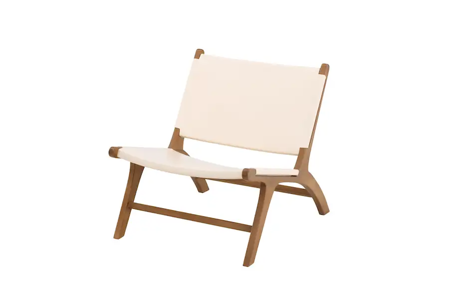 Trois quarts du fauteuil en teck : assise basse et dossier incliné en simili cuir clair