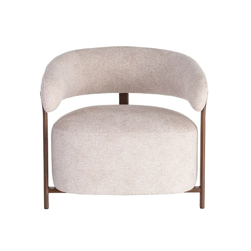 Fauteuil Ixia beige vu de face sur fond blanc, dossier enveloppant et assise arrondie