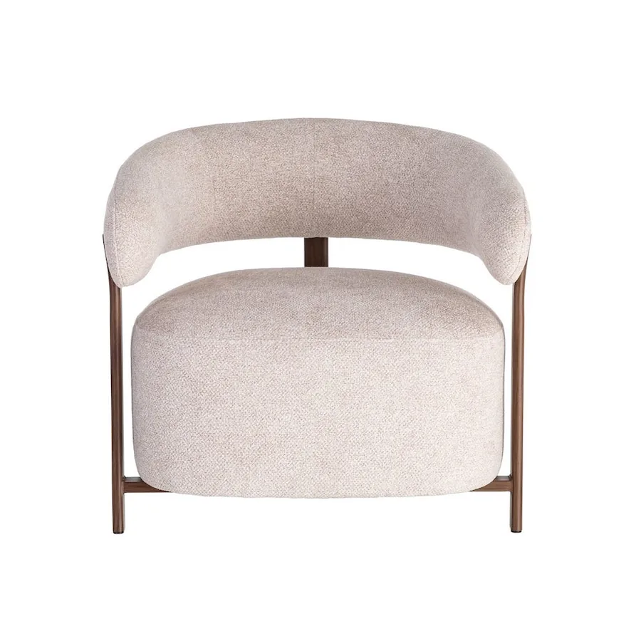 Fauteuil Ixia beige vu de face sur fond blanc, dossier enveloppant et assise arrondie