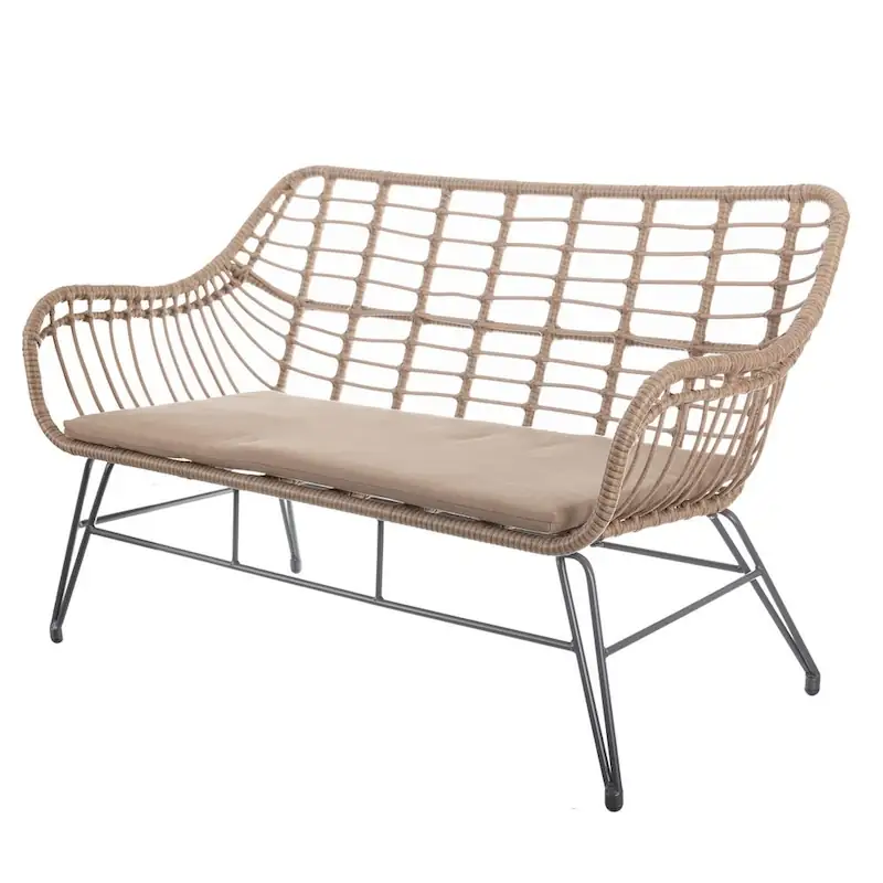 Fauteuil de jardin 2 places en rotin beige tressé, coussin d'assise beige et piétement noir, sur fond blanc