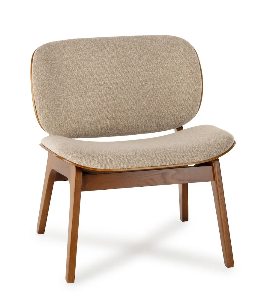 Fauteuil Kuji structure chêne en tissu beige, vu de trois quarts