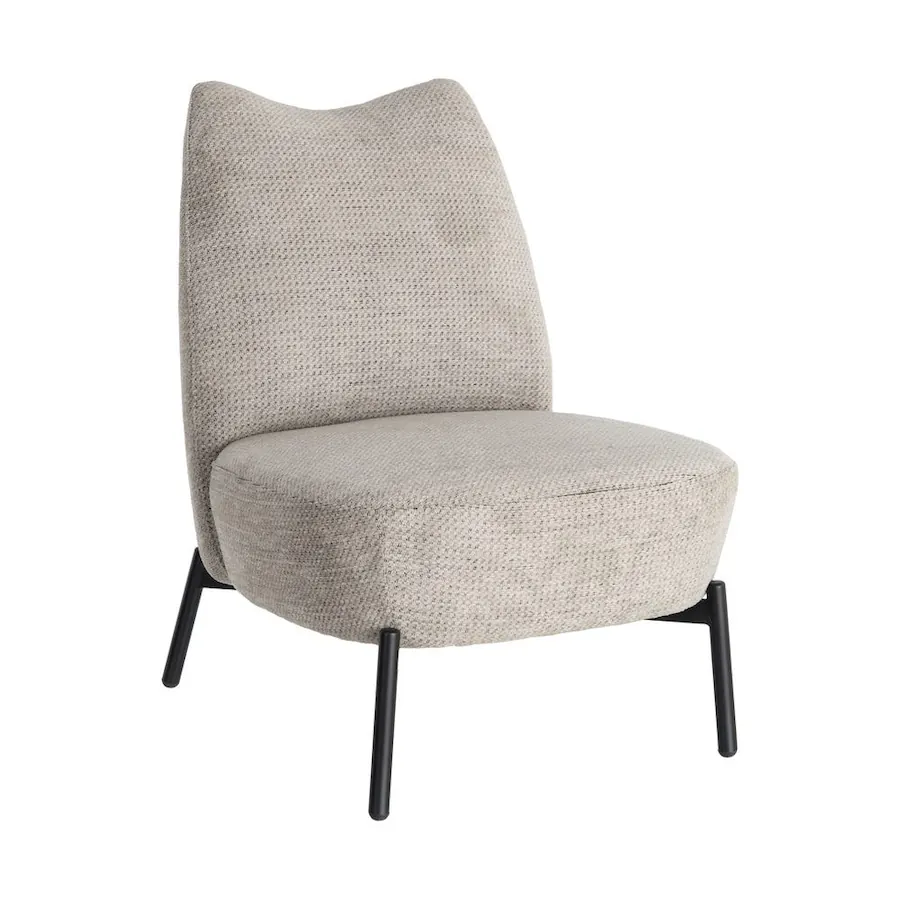 Fauteuil beige de trois quarts sur fond blanc, pieds noirs fins