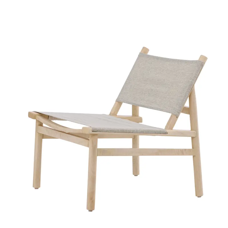 Vue trois quarts de l'assise basse en tissu et de ses pieds en bois