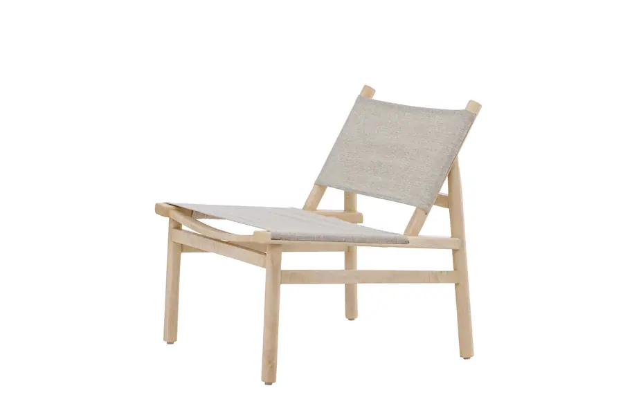 Vue trois quarts de l'assise basse en tissu et de ses pieds en bois