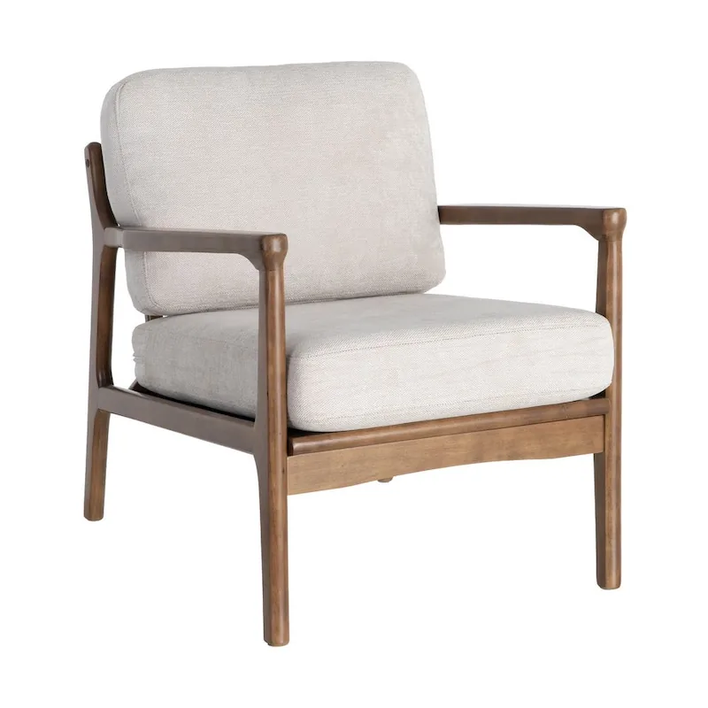 Fauteuil Ixia vu de face, légèrement de côté, cadre en bois brun et coussins beiges