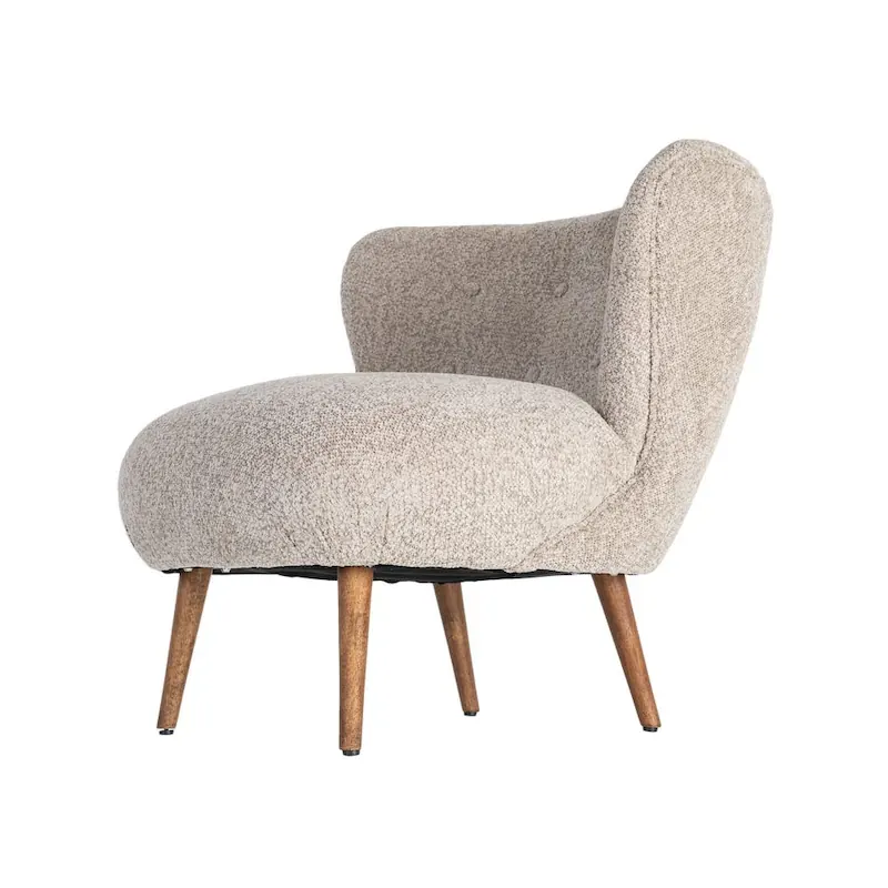 Fauteuil beige à pieds en bois, vu de trois quarts sur fond blanc