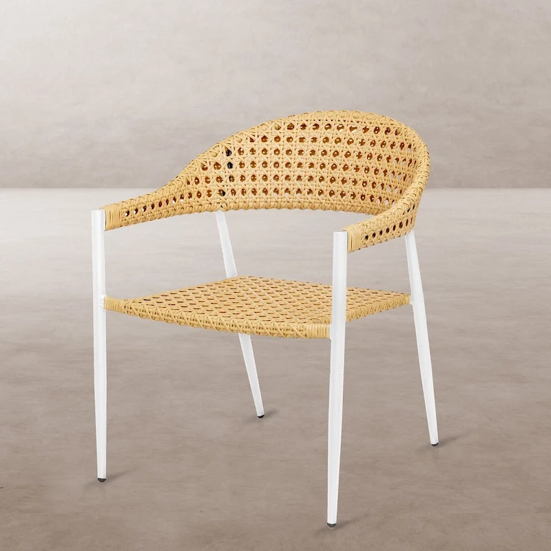 Fauteuil de jardin blanc, pieds fins en aluminium blanc et assise tressée de couleur naturelle, vu en trois quarts