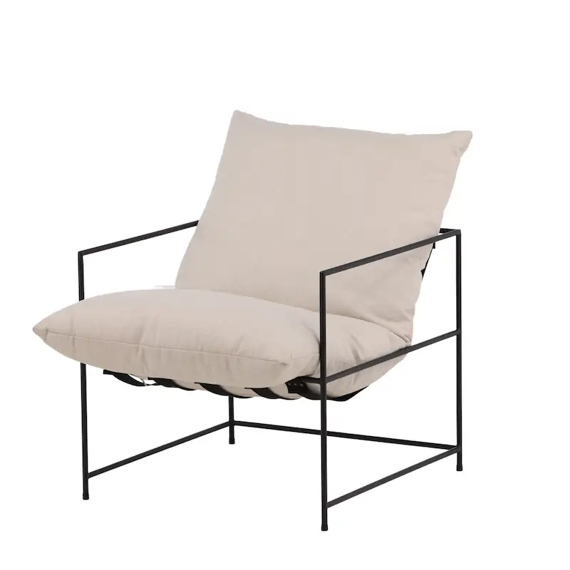 Fauteuil à cadre ouvert en métal noir vu de trois quarts, gros coussins blanc cassé
