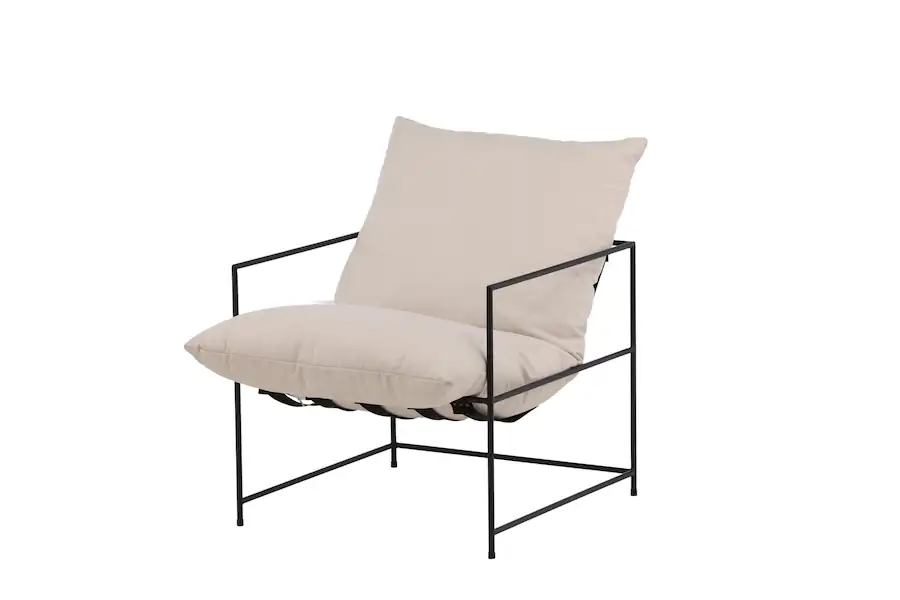 Fauteuil à cadre ouvert en métal noir vu de trois quarts, gros coussins blanc cassé