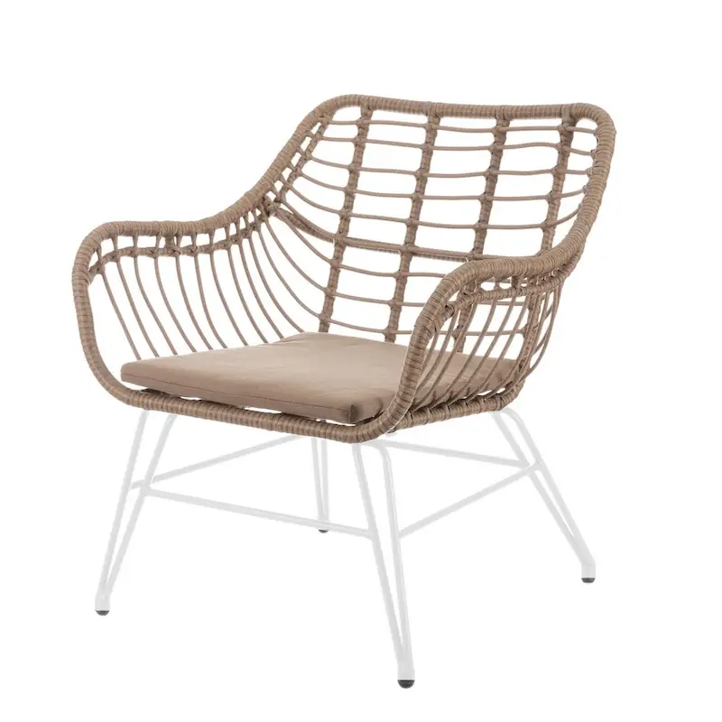 Fauteuil de jardin en rotin Ariki à accoudoirs, coussin d'assise taupe et pieds en acier blanc, vue en trois quarts