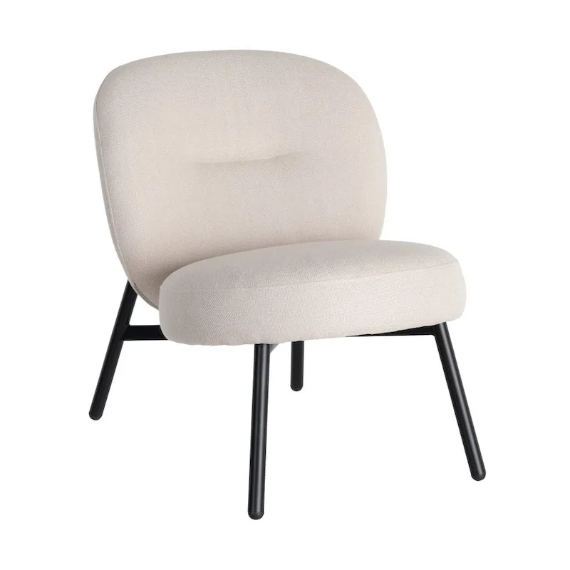 Fauteuil crème de trois quarts sur fond blanc, pieds noirs fins