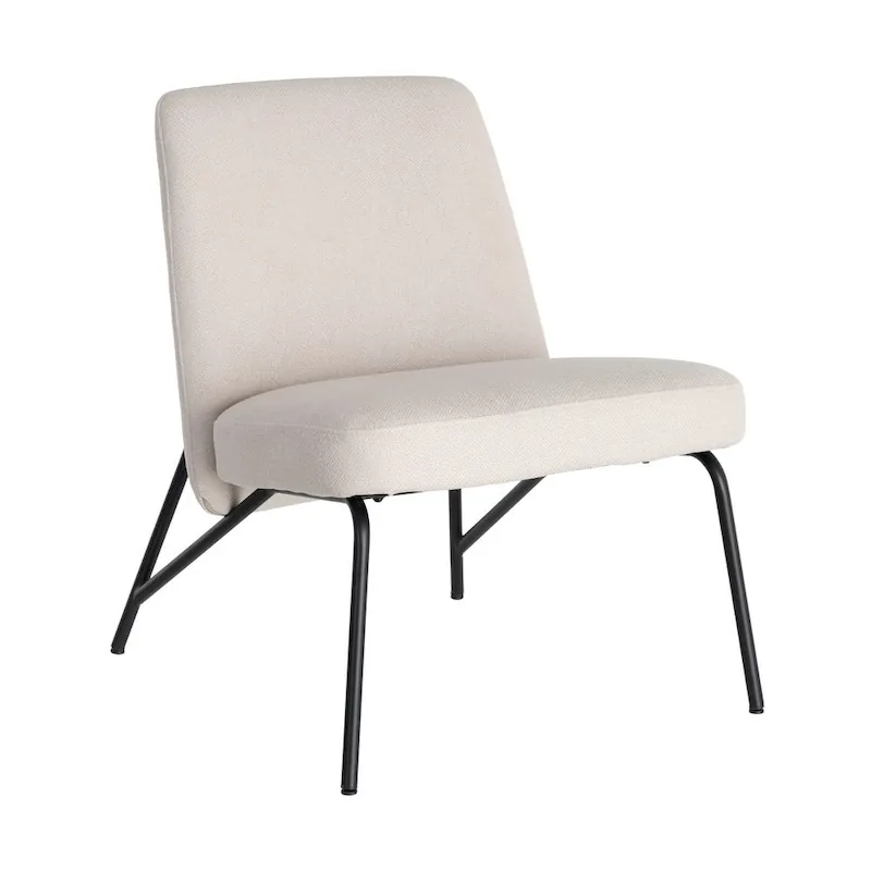 Fauteuil crème de trois quarts sur fond blanc, pieds fins noirs