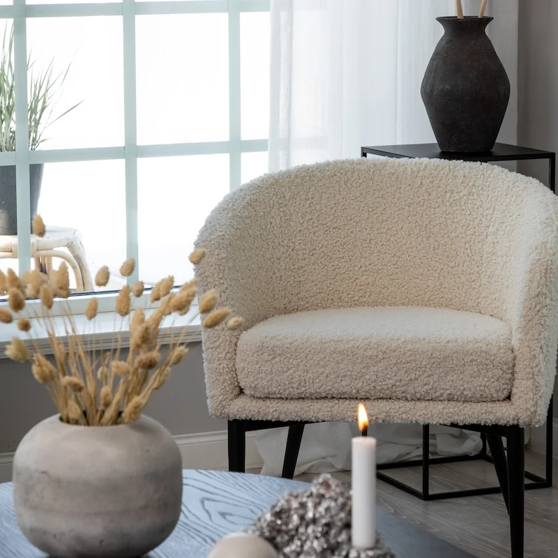 Fauteuil teddy bouclé blanc cassé Venture Home vu de face, coussin d'assise intégré et pieds noirs