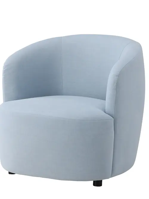 Trois quarts avant du fauteuil bleu ciel, dossier qui enveloppe l'assise