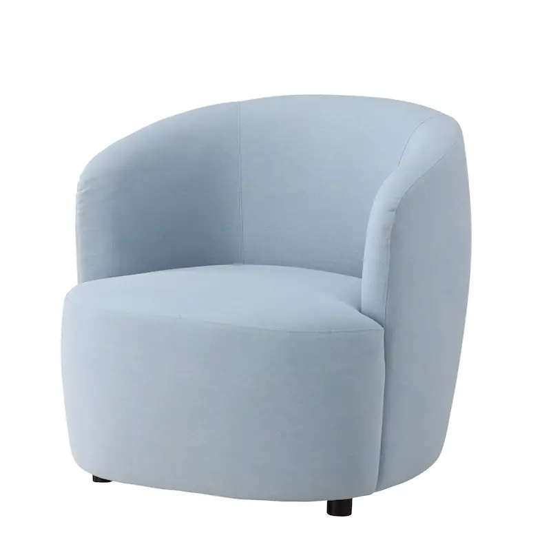 Trois quarts avant du fauteuil bleu ciel, dossier qui enveloppe l'assise
