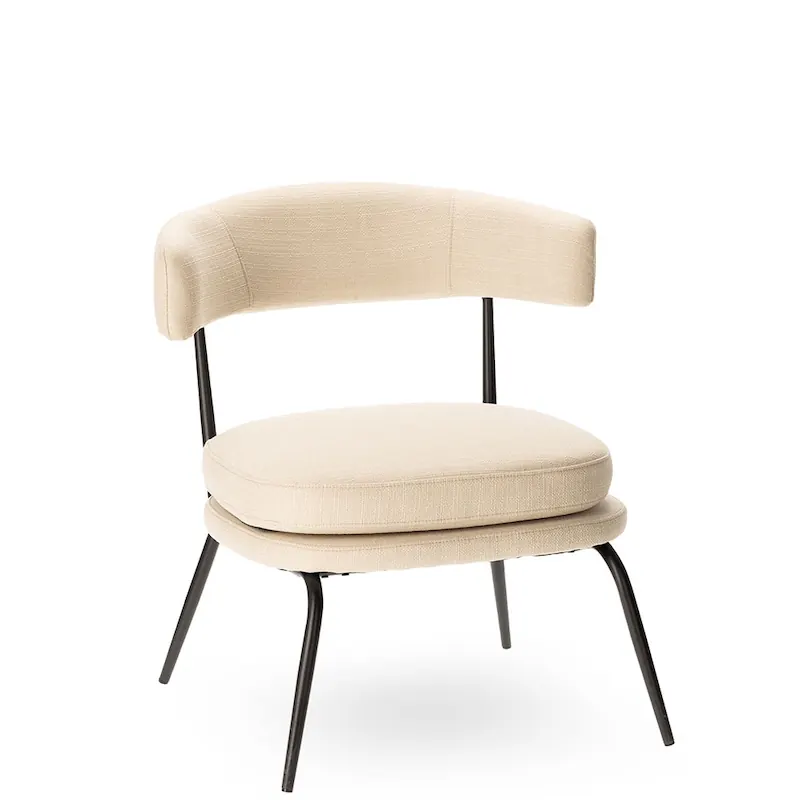 Fauteuil Rigel écru vu de trois quarts, dossier en bandeau et pieds en métal noir