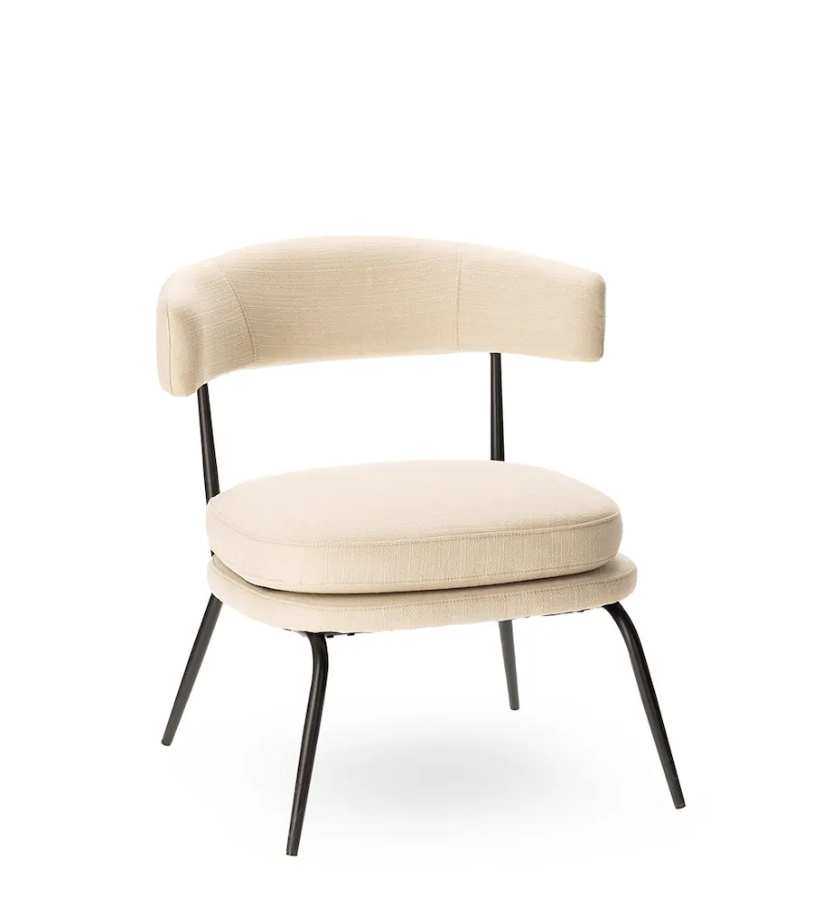 Fauteuil Rigel écru vu de trois quarts, dossier en bandeau et pieds en métal noir