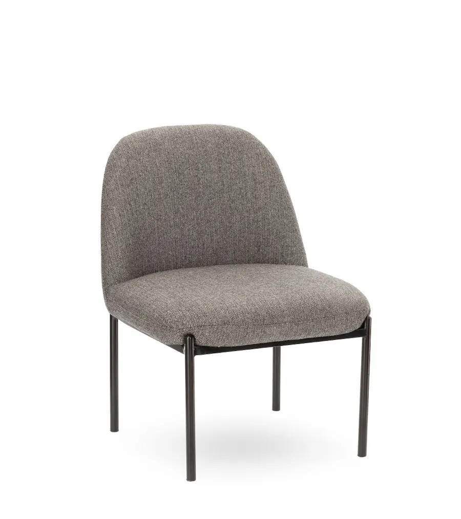 Fauteuil bas Derby en tissu gris à chevrons, vu de trois quarts, pieds en métal noir