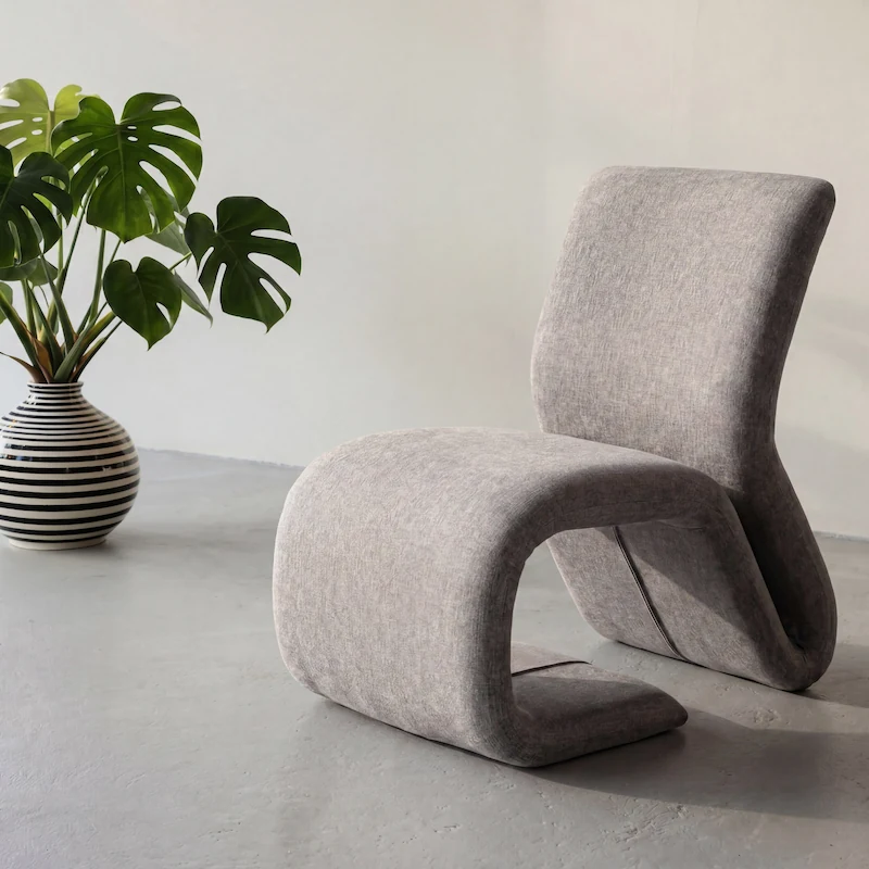 Fauteuil Rulls en trois quarts, ruban de tissu gris chiné qui se replie sous l'assise