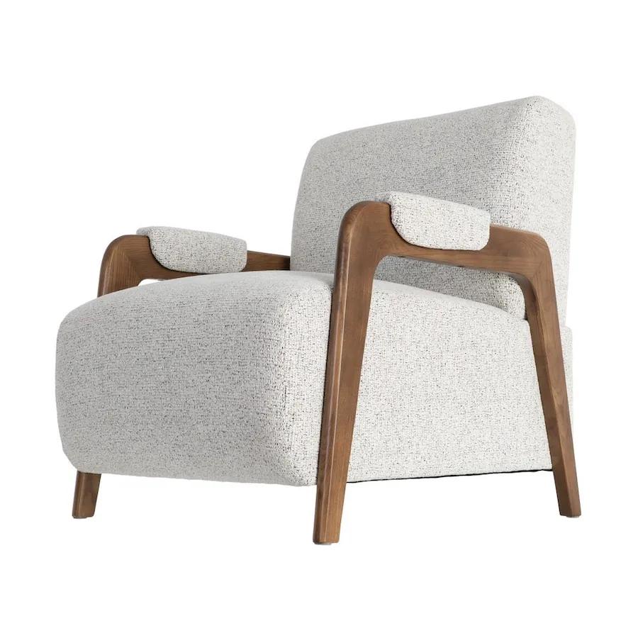 Fauteuil Ixia vu de trois quarts, accoudoirs en bois incurvés et dossier droit