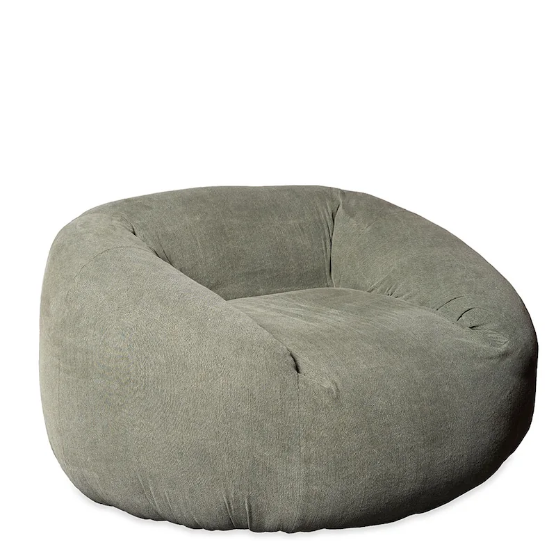Fauteuil Paoha rond et bas en tissu, vu de trois quarts