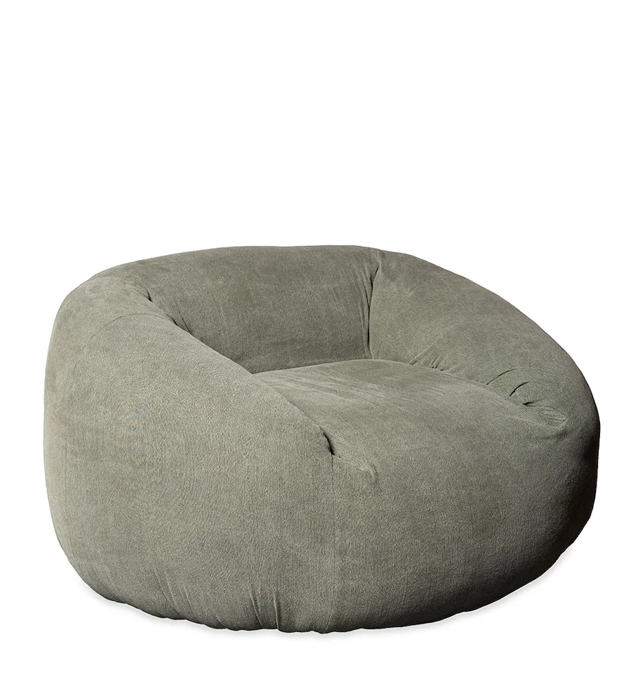 Fauteuil Paoha rond et bas en tissu, vu de trois quarts