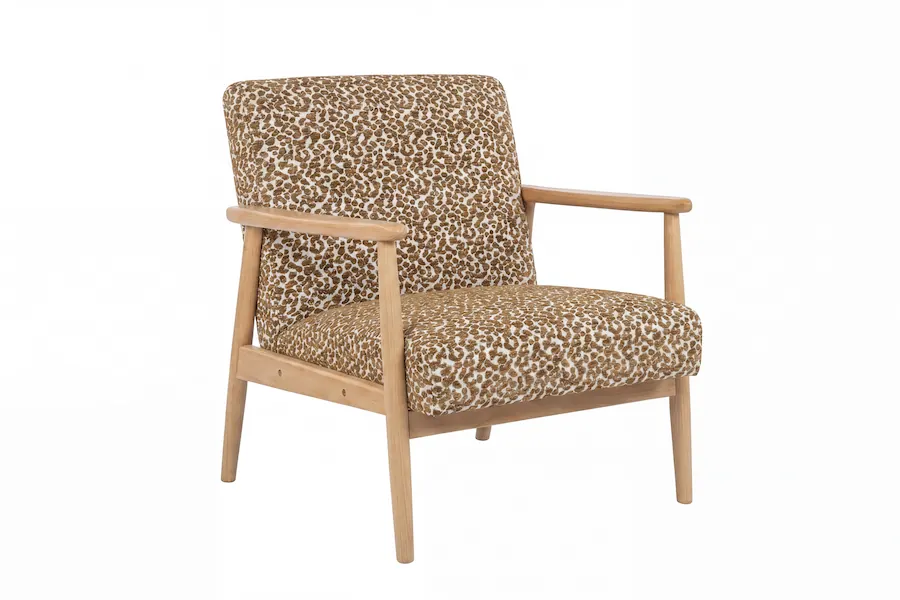 Fauteuil en tissu léopard vu de trois quarts, assise large et dossier droit