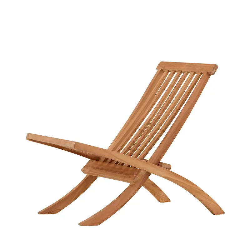 Fauteuil Kenya de trois quarts, longue assise à lattes et pieds arqués