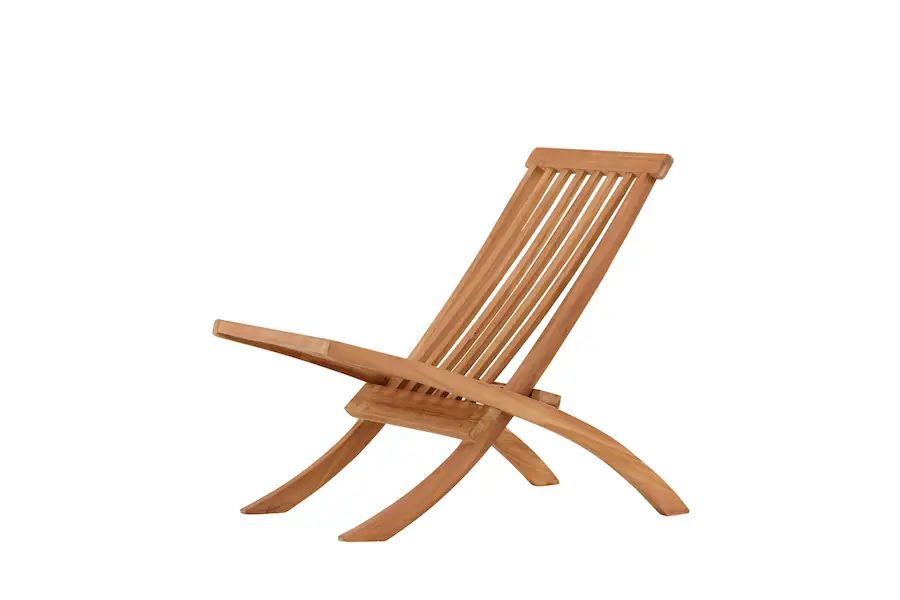 Fauteuil Kenya de trois quarts, longue assise à lattes et pieds arqués