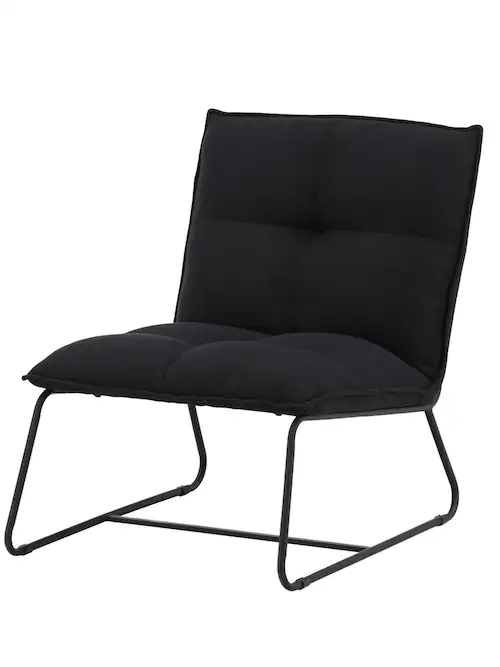 Fauteuil noir en trois quarts avant, pieds luge en métal sous l'assise matelassée