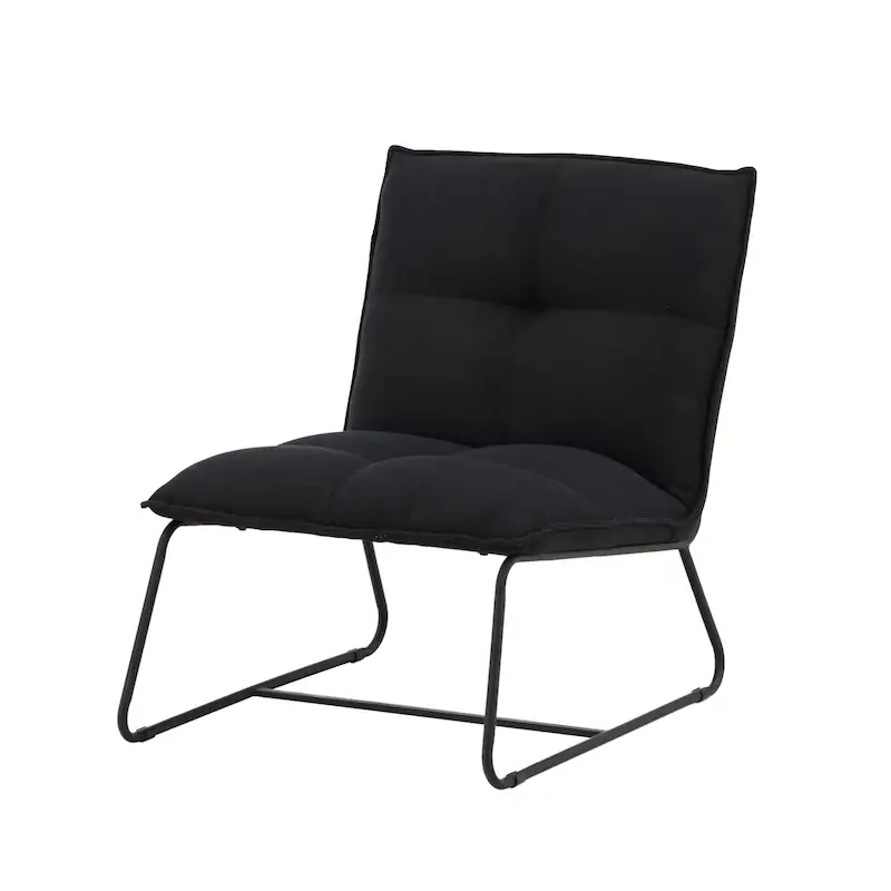 Fauteuil noir en trois quarts avant, pieds luge en métal sous l'assise matelassée