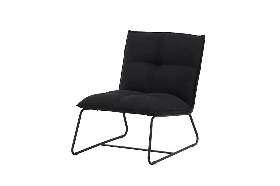 Fauteuil noir en trois quarts avant, pieds luge en métal sous l'assise matelassée