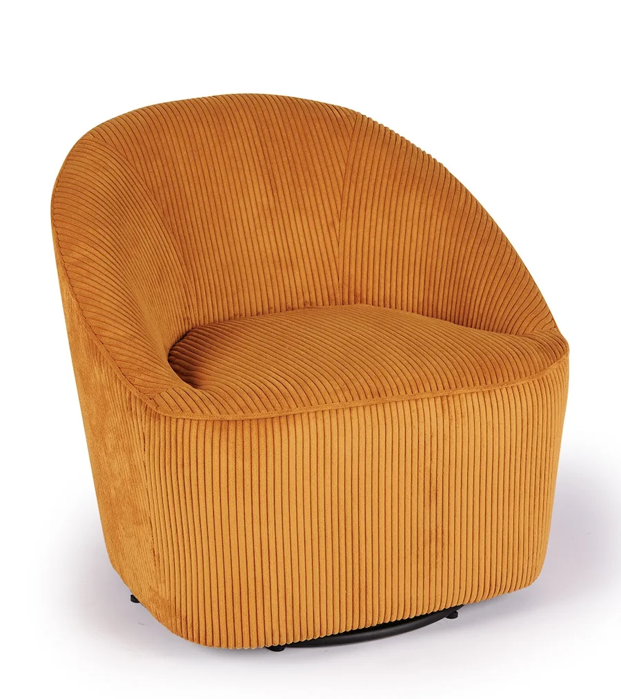 Fauteuil pivotant Viby en velours côtelé ocre, vu de trois quarts