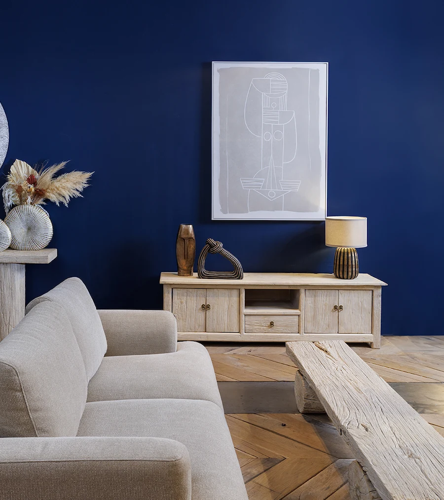 Meuble TV Tampere en orme recyclé blanchi dans un salon à mur bleu nuit
