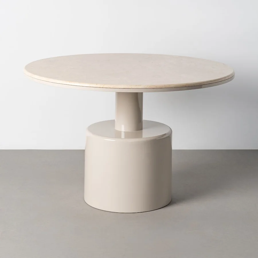 Table à manger ronde en marbre beige sur pied central cylindrique beige, vue de face