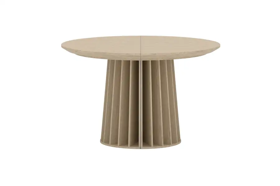 Table ronde au plateau clair posée sur un pied cannelé, vue de face sur fond blanc