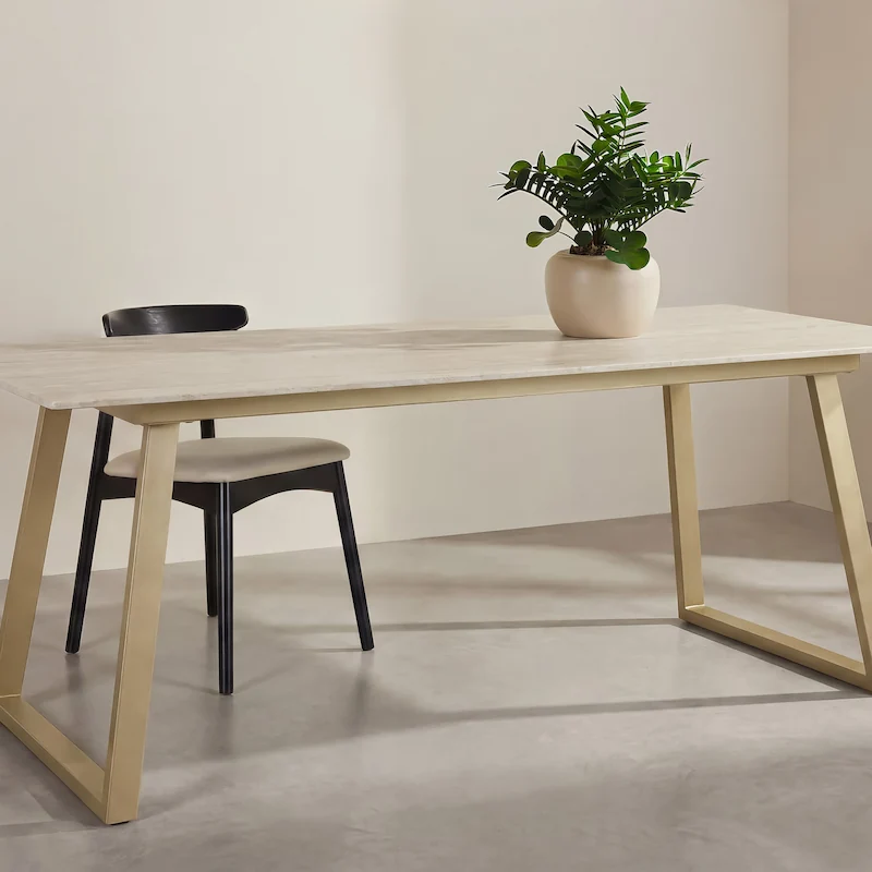 Table à manger Estelle beige en vue de trois quarts, plateau veiné et pieds en métal