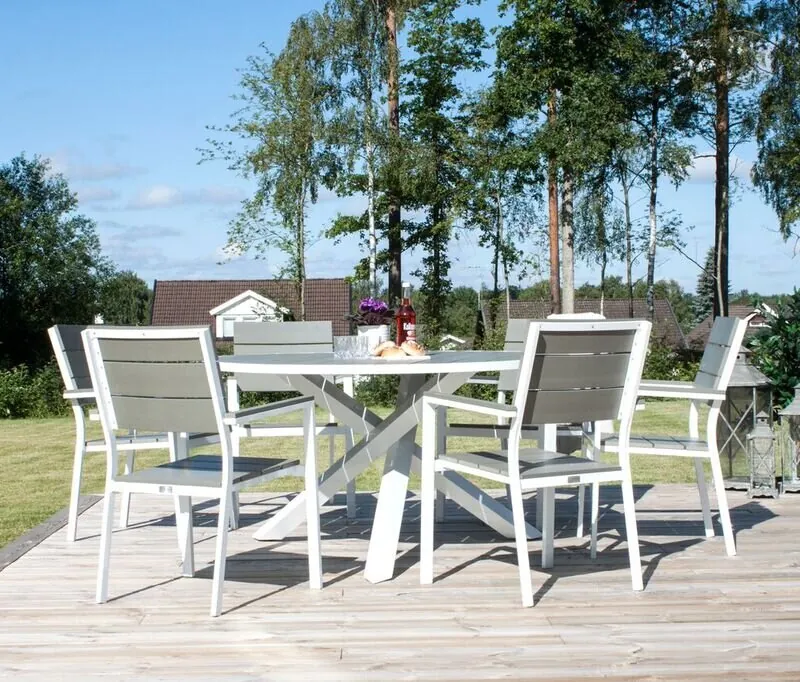 Table de jardin ronde Parma, plateau gris à lames et piétement croisé blanc, vue d'ensemble