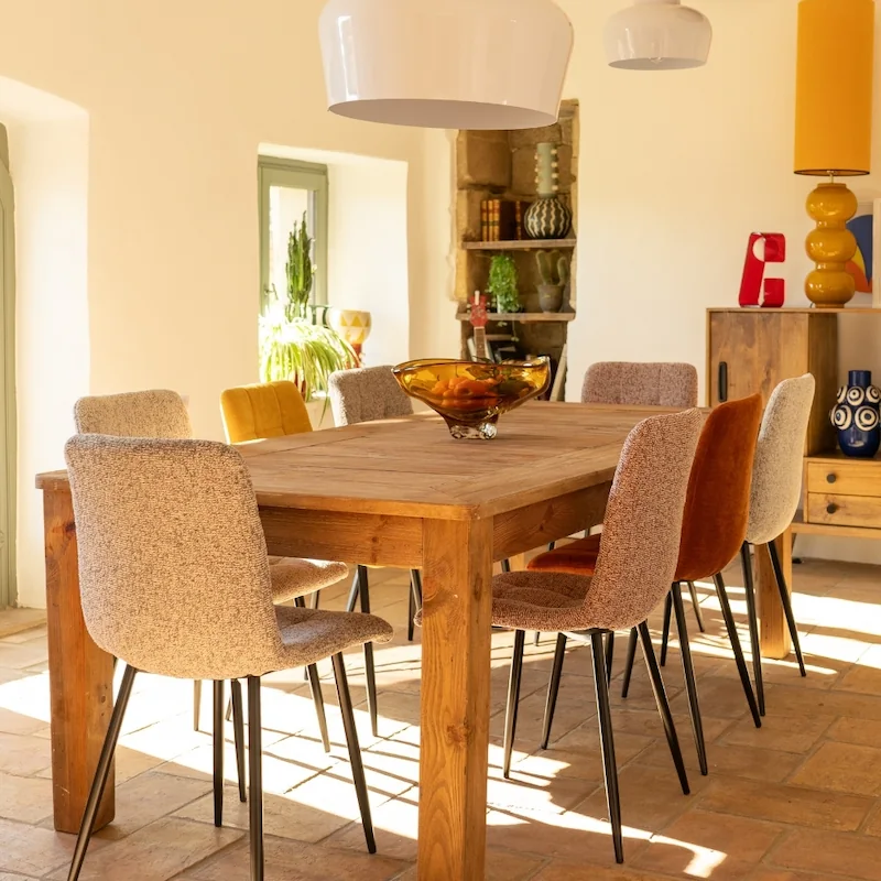 Table à manger extensible Mavora en pin recyclé dans une salle à manger