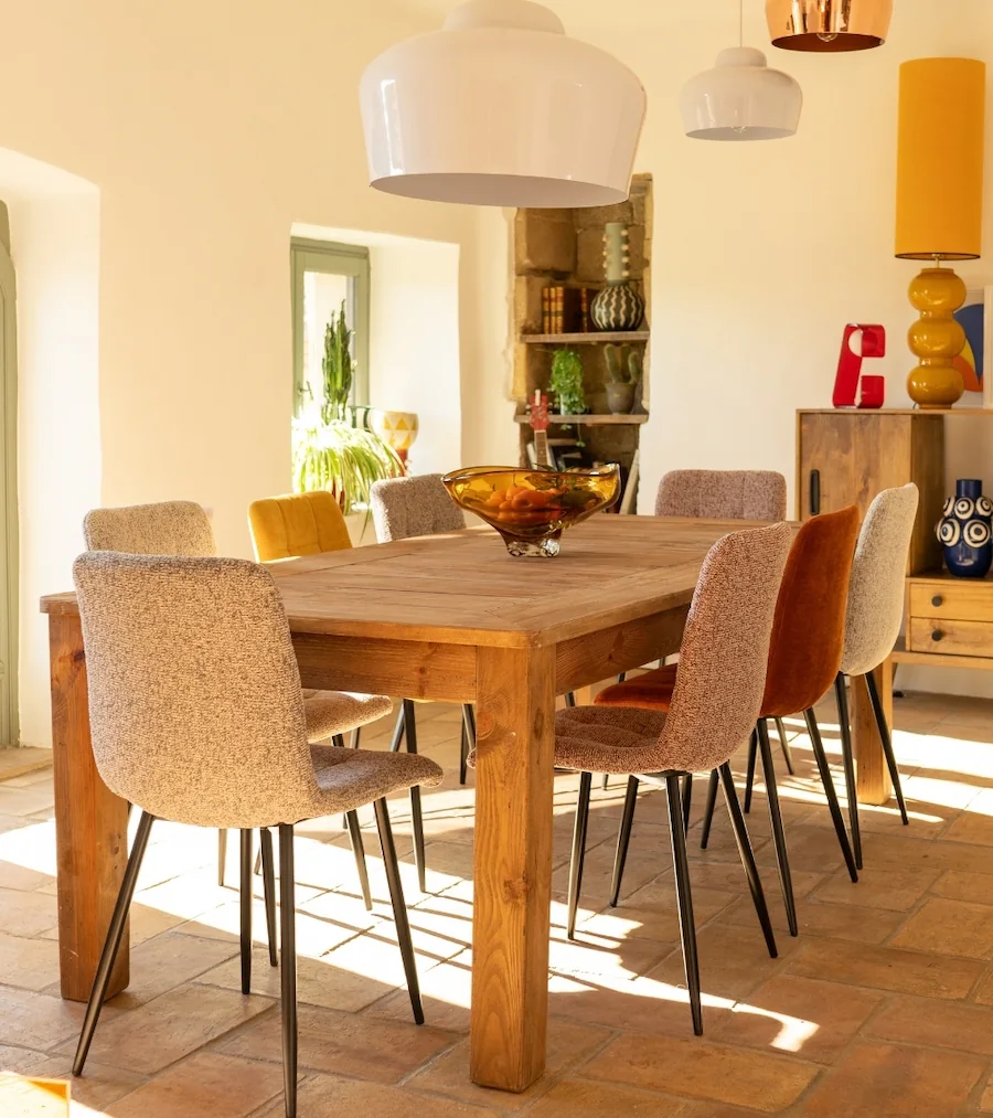 Table à manger extensible Mavora en pin recyclé dans une salle à manger