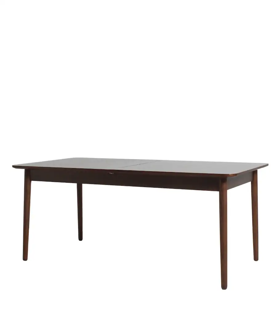Table à manger extensible Kassel en frêne de trois quarts, pieds ronds fuselés et plateau aux angles arrondis