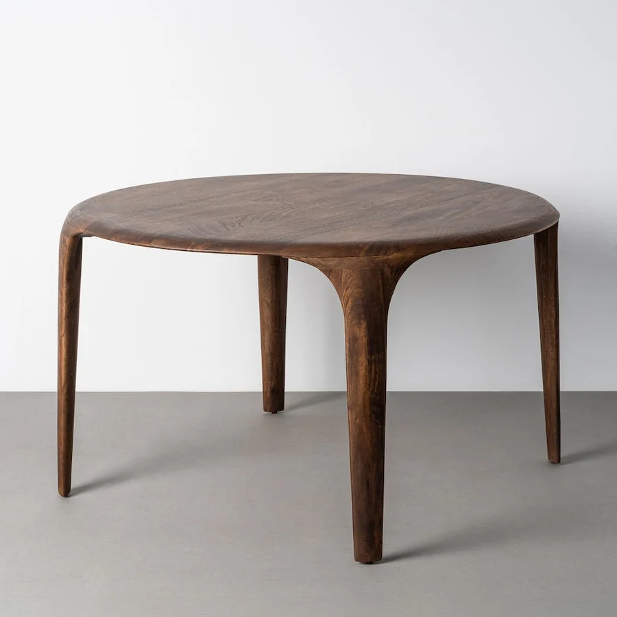 Table à manger ronde en manguier Ixia de 130 cm, plateau brun foncé sur quatre pieds galbés