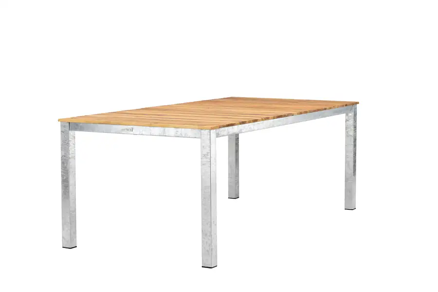 Table de jardin en acacia Zenia en trois quarts, plateau à lames