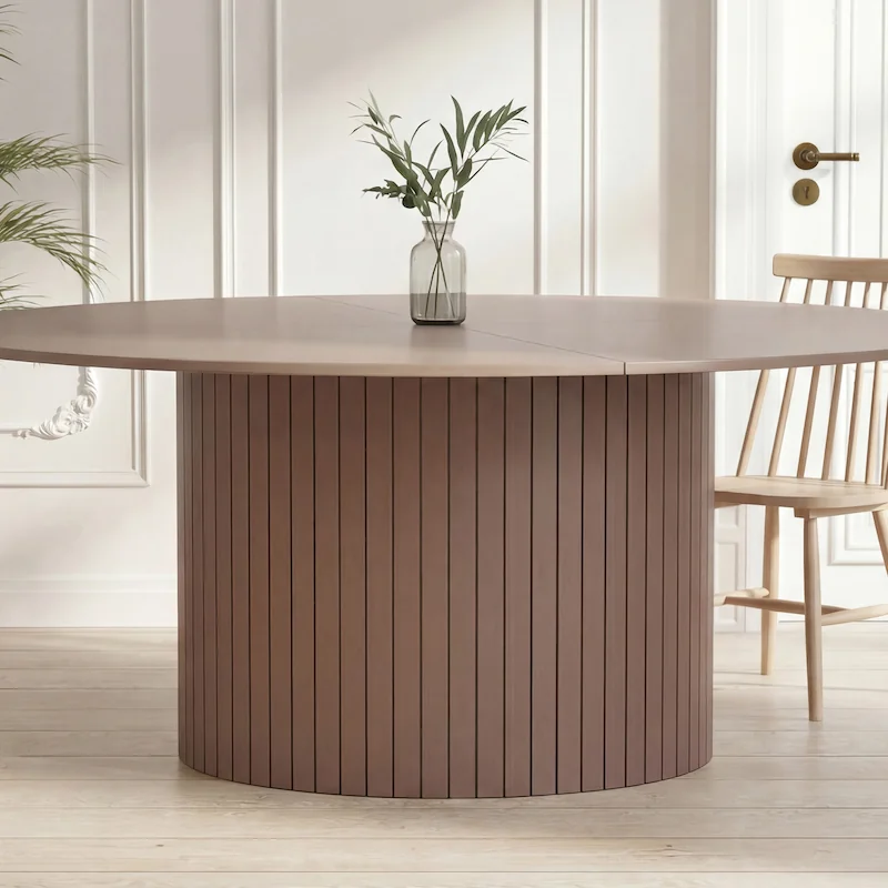 Table à manger ronde taupe Härön vue de trois quarts, pied central cannelé